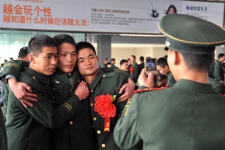 武警云南总队数千老兵离队返乡