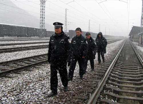 冰雪中，昆明铁警在坚守