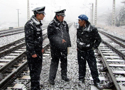 冰雪中，昆明铁警在坚守