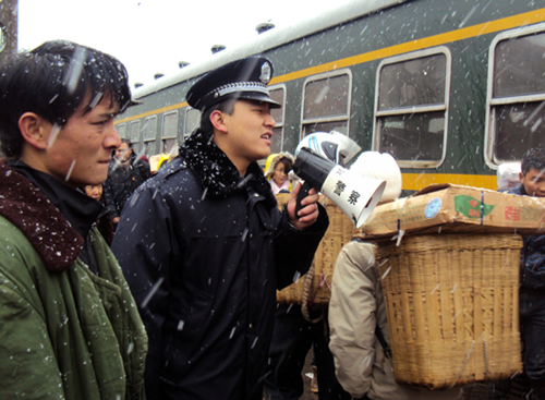 冰雪中，昆明铁警在坚守