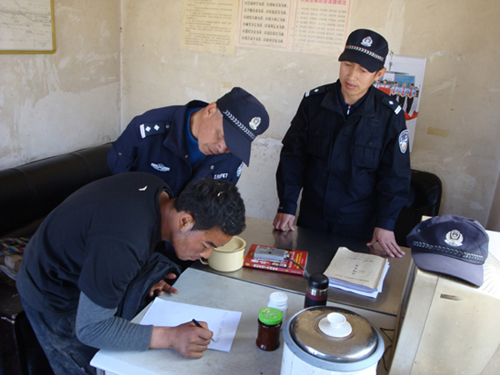 男子身陷困境 铁警伸手救助