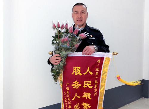 昆明乘警：鲜花锦旗献给最可爱的人