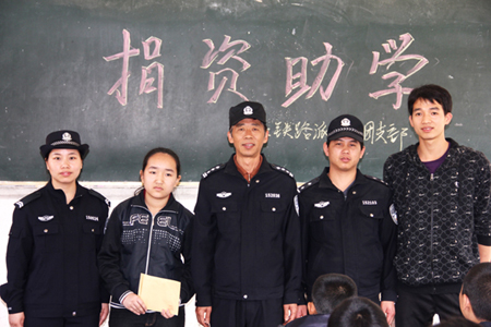 昆铁河口车站派出所捐资助学献爱心