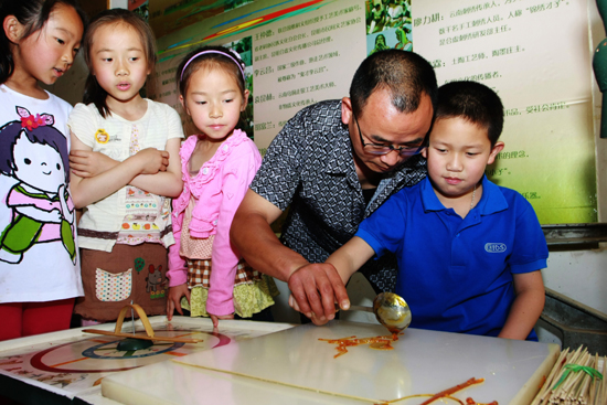 昆明:十余名小学生到文化传习馆学手艺