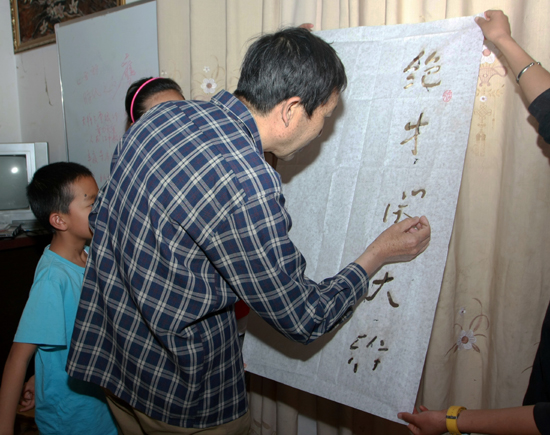 昆明:十余名小学生到文化传习馆学手艺