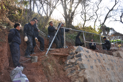 心系群众修建爱民路 警民共建话和谐春运