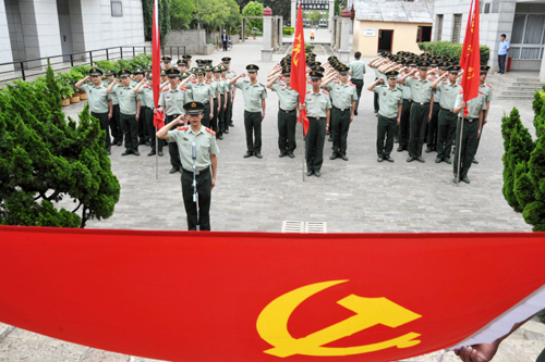 云南：百余武警“七·一”宣誓庆祝建党92周年
