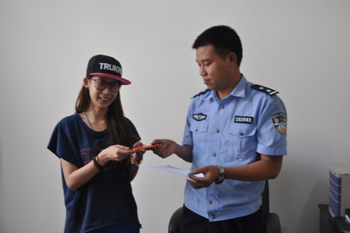 乘车入厕手机掉出车外 铁警连夜搜索及时找回