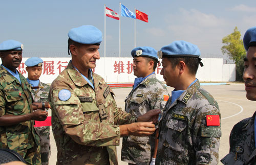 中国第十批赴黎维和医疗队60名官兵荣获联合国维和荣誉勋章