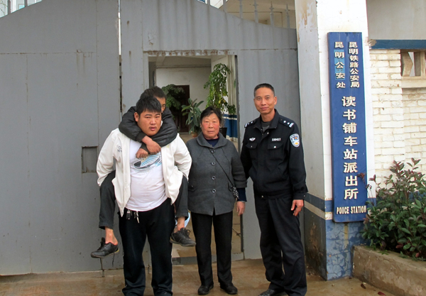 老乡晕倒铁路旁 铁警救助受赞誉