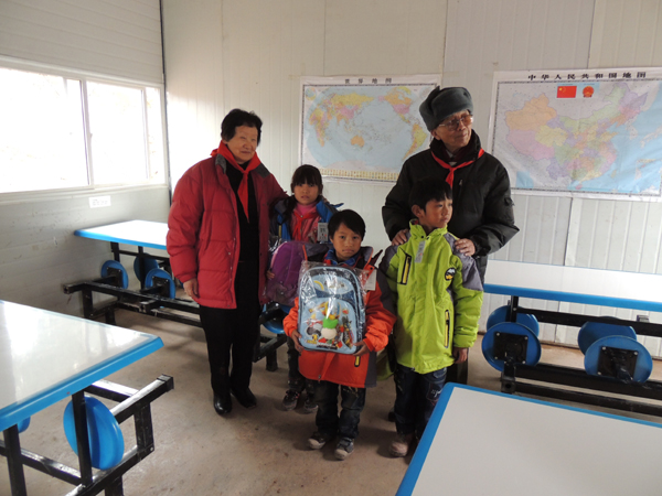 加拿大华人10万元“爱心”情洒彝良山村小学