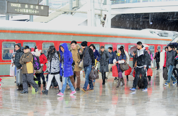昆铁迎战雨雪保安全畅通