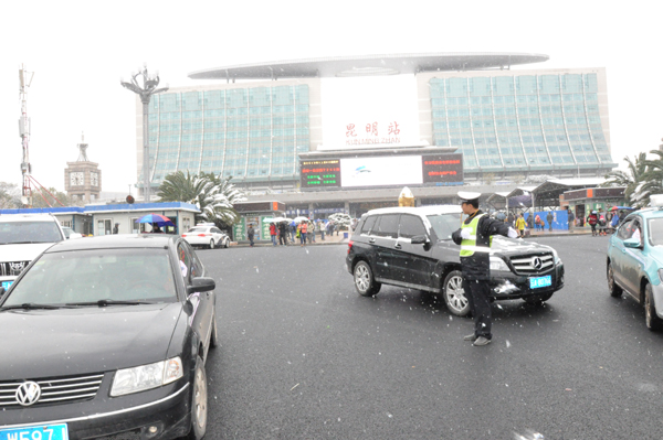 昆铁警方全警动员应对冰雪天气 全力确保旅客出行安全