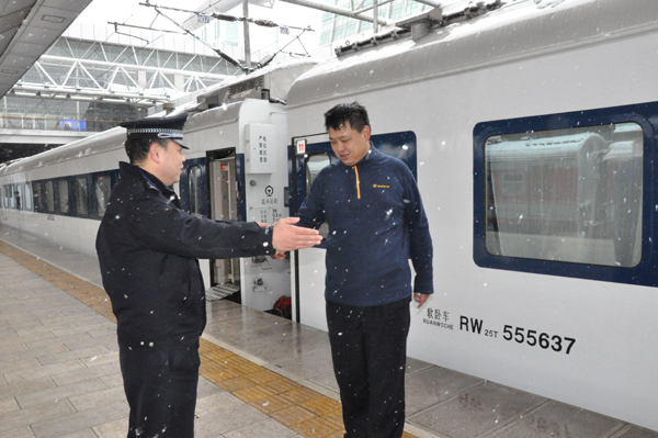 昆铁警方全警动员应对冰雪天气 全力确保旅客出行安全