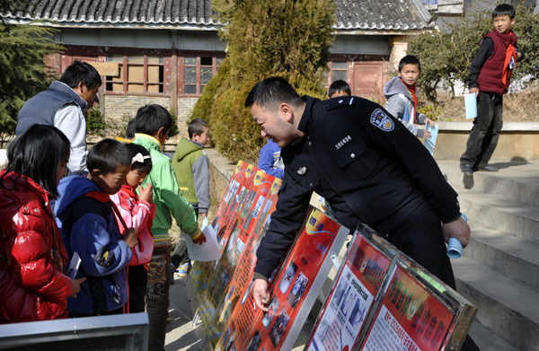 云南丽江铁警与小学生开展互动宣传铁路安全常识