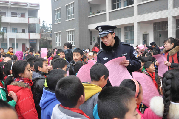 云南开远铁路民警大力宣传《铁路安全管理条例》