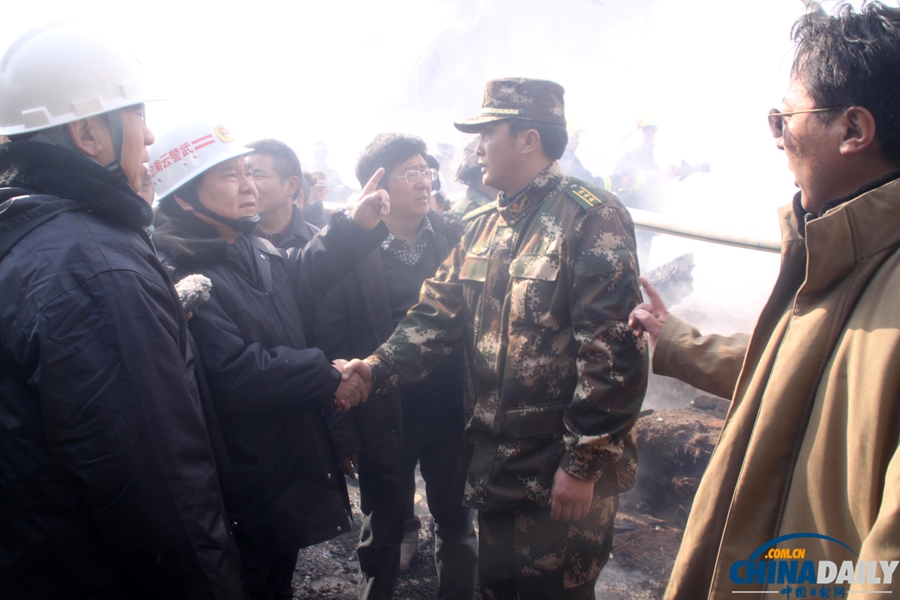 香格里拉独克宗古城灾后一片废墟 驻地警民紧张投入灾后清理工作