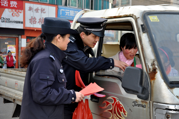 2014年春运 云南开远铁警送安全知识下乡