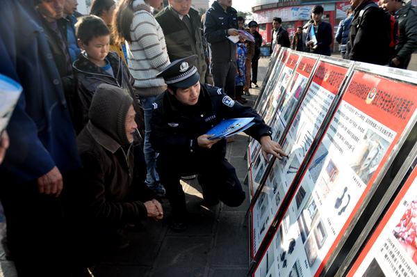 2014年春运 云南开远铁警送安全知识下乡