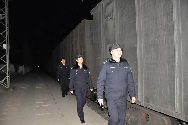 昆铁警方春节期间抓获网上逃犯3名 缴获毒品1442.8克