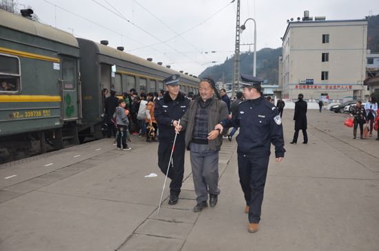 盲人男子为访友冒险走铁路 昆明铁警尽职责暖心现其愿