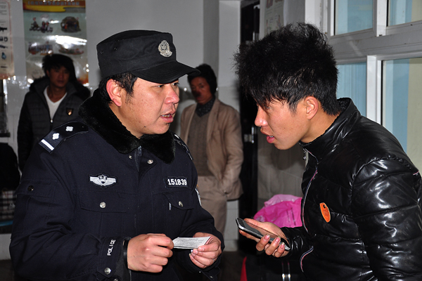 春运故事:坚守深山小站的铁路民警
