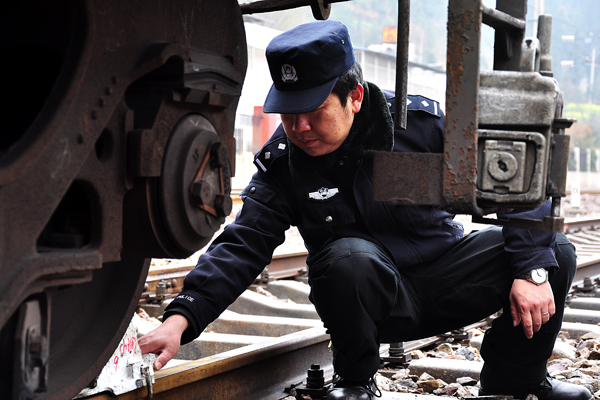 春运故事:坚守深山小站的铁路民警