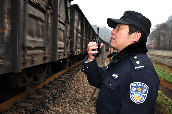 春运故事:坚守深山小站的铁路民警