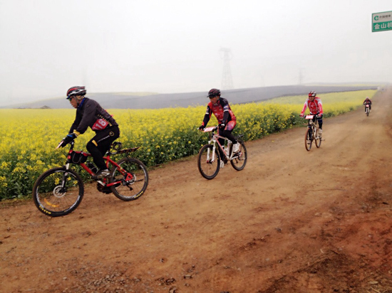 油菜花海山地自行车赛22日于云南罗平开赛
