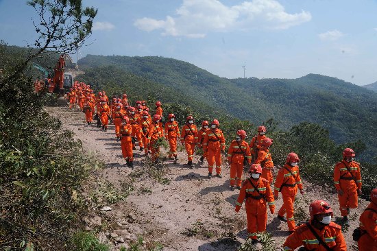 云南富民突发森林火灾 驻地200武警奋力扑救