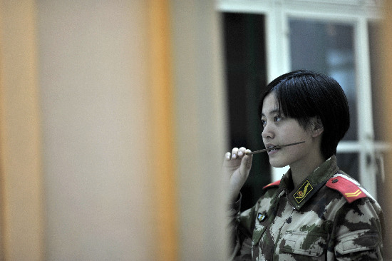 让指尖“跳舞”的女兵(组图) ——武警云南总队司令部通信站有线中队女兵影像