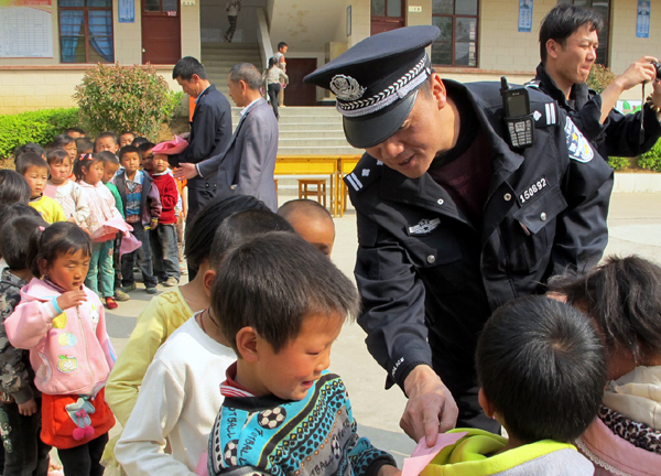 昆铁警方将安全知识送进校园
