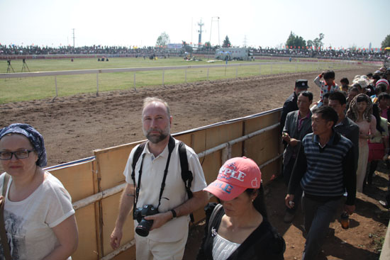 大理三月街民族节赛马会场面盛大