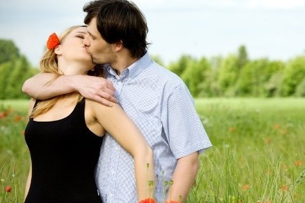 揭秘:男人为何喜欢从后面抱着女人