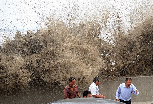 钱塘江大潮浪花追打观潮者