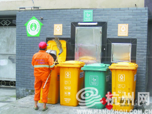 窗口太小垃圾丢不进去 造价两万元生态垃圾房