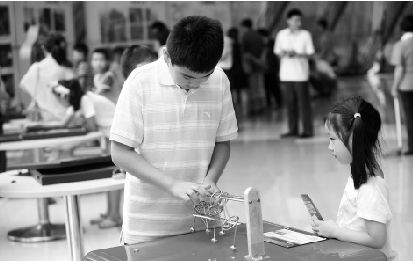 省科技馆嘉年华最后一天 瞧我解九连环