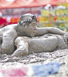 谁是泥浆摔跤王