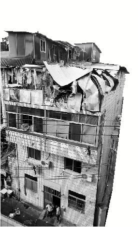 家中浓烟滚滚他还不忘急着冲进去扛电视机