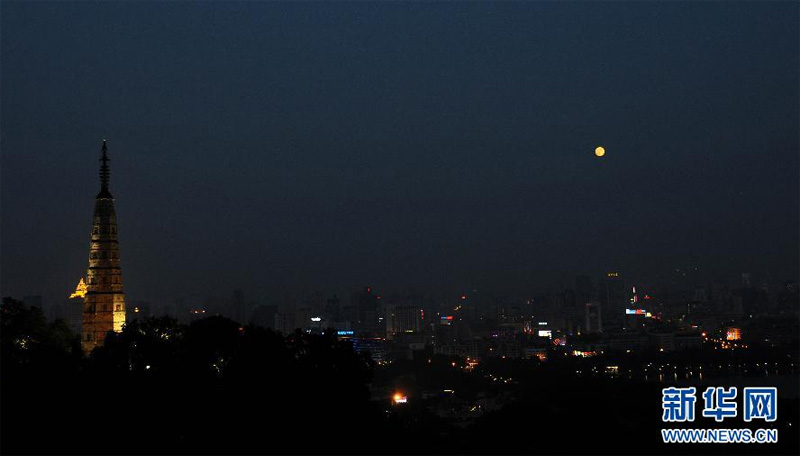 今年中秋十五的月亮分外明