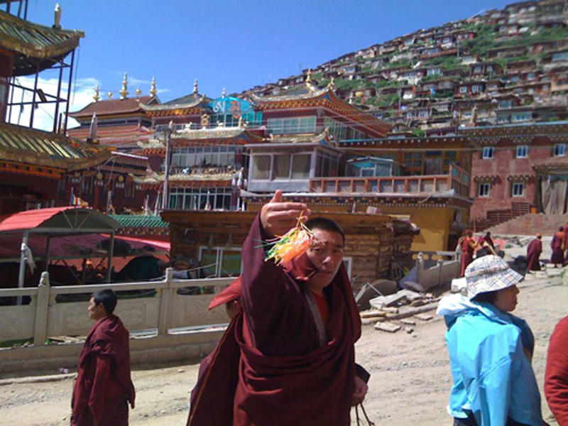 [提要]四川色达,喇荣寺五明佛学院的僧舍很壮观