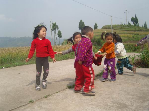 达州惟一汶川地震孤儿魏金倩走出地震阴影