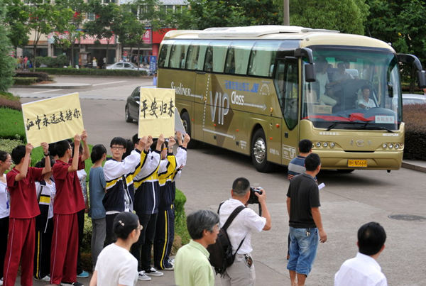 韩亚空难事件浙江江山中学师生回到家乡（图）