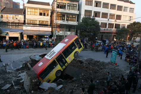 浙江瑞安道路爆炸 公交车被掀4米高后落坑中