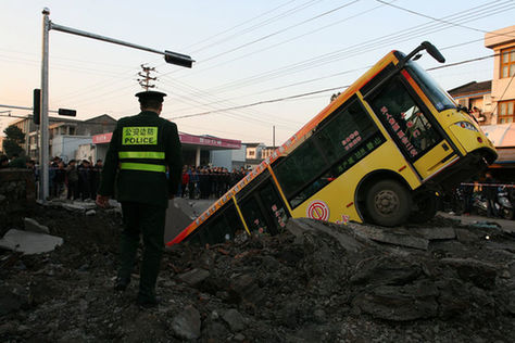 浙江瑞安道路爆炸 公交车被掀4米高后落坑中