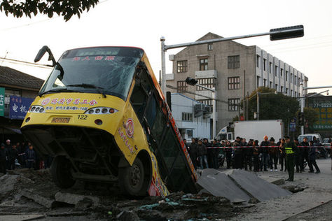 浙江瑞安道路爆炸 公交车被掀4米高后落坑中