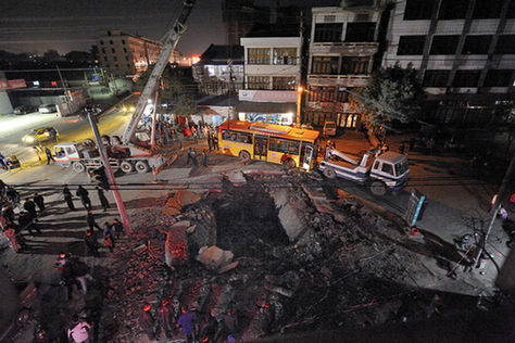 浙江瑞安道路爆炸 公交车被掀4米高后落坑中