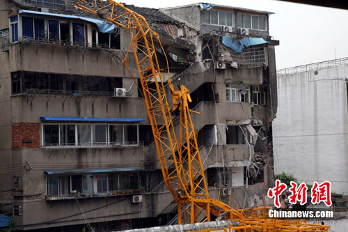 温州塔吊倒塌事故致两人受伤 原因仍在调查中