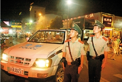 为市民送安全:12辆敞篷警车夜巡杭州