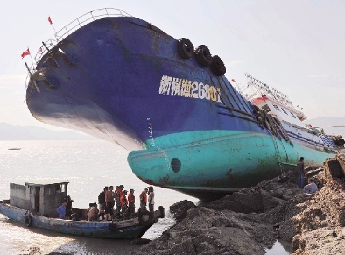 梅花来袭险情多：浙江救援触礁渔船